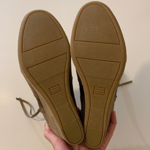 Toms Desert Wedge Taupe Suede Croc Embossed Bootie - Picture 10 of 11